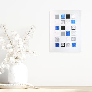 Minimalistische, abstrakte Malerei mit quadratischen Büttenpapier-Elementen in Collagetechnik in Weiß, Grau, Silber, Schwarz, Blau mit Perleffekten.