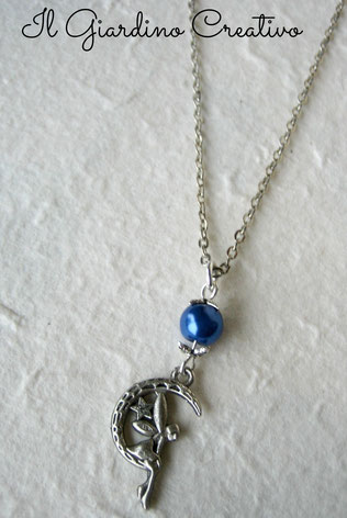 Collana "Fatina sulla luna" realizzata con pendente in argento tibetano, perla blu in vetro cerato e catenina scura. Dimensioni: lunghezza collana (modificabile) 48cm circa