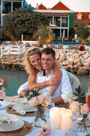 tafelschikking met gepersonaliseerde oesters en bedankje in een.