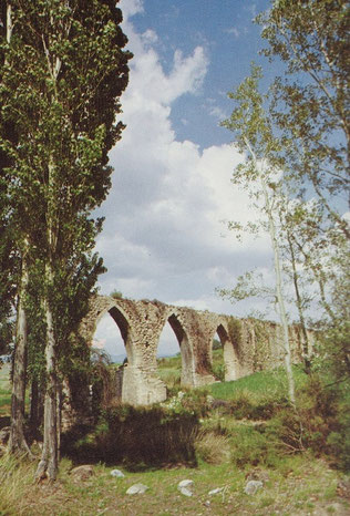 Andilla se encuentra situado en la comarca alta de la serranía de valencia  y alberga restos muy interesantes de su pasado, desde la edad de bronce, pasando por los iberos, romanos y árabes.