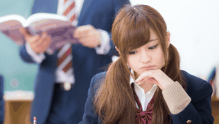 休み明けになると頭痛が出たり、体調不良。そんな状態では学校も休みたくなりますし、仕事も行きたくない。