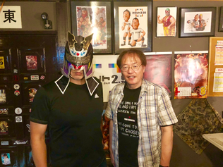 (左から)エル・サムライ選手、田中ケロリングアナ