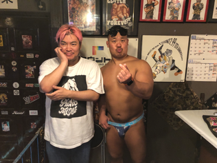 (左から)男色"ダンディ"ディーノ選手、飯野"セクシー"雄貴選手