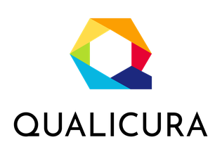 Logo: Buchstabe Q in geometischen Formen mit 6 Teilen, jedes eine andere Farbe dargestellt. Darunter der Schriftzug der Firma "Qualicura"