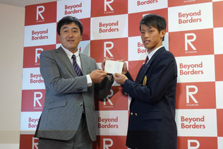 交渉権確定のくじをうけとる