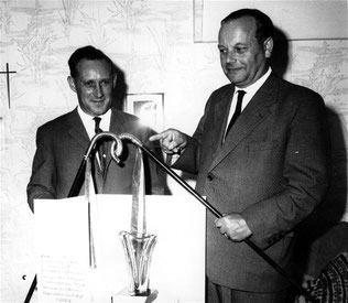 Heinrich Harzen und Fritz Liffers mit der wertvollen rosa Kristallvase.