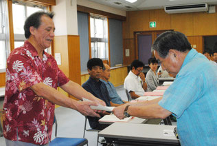 最終処分場の延命化案の検討を堤委員長に諮問する漢那副市長=2日午後、市健康福祉センター