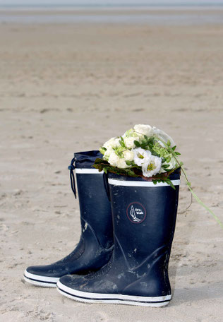 Hochzeit auf Amrum, Hochzeitsaufnahme am Strand, Stiefel der Braut mit Brautstrauß