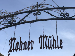 Nohner Mühle Schriftzug Heldenreise Eingang
