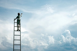 Junge auf Leiter klettert in Himmel