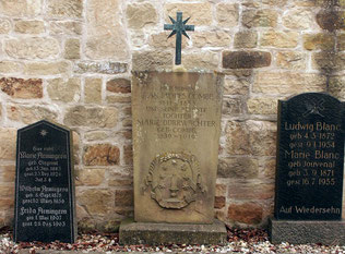 Alte Grabsteine auf dem Großvillarser Friedhof mit Waldensernamen