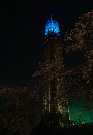 自閉症啓発デーに青くライトアップされたスカイタワー西東京