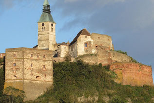 alte Burg auf einem Berg, Burgturm