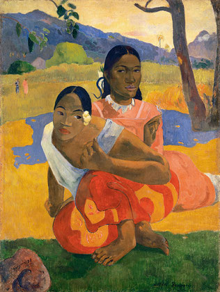 Das Gemälde von Gauguin, das zwei Frauen auf dem Boden sitzend vor der Landschaft von Tahiti zeigt.
