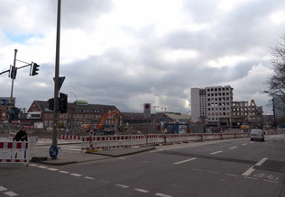 Freier Blick auf die Markthalle bis zu den Deichtorhallen: Vom City-Hof in Hamburg steht nur noch ein Rest. Foto: C. Schumann, Febr. 2020