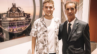 Kapitän Giuliano Bossi von MSC Kreuzfahrten und Ich (Dario Cremona) im Flagship Store in Zürich
