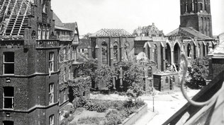   Blick zum Dellplatz und auf die zerstörte Kirche. Die Ausstellung kann noch bis zum 1. November besucht werden. (WAZ-Foto: Zeitzeugenbörse Duisburg)