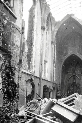 Am 14. und 15. Oktober 1944 warf die Royal Air Force bei drei Angriffen auf Duisburg 9000 Tonnen Bomben ab. 3500 Menschen wurden getötet. Im Bild: die Josephskirche. (WAZ-Foto: Zeitzeugenbörse Duisburg)