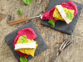 Gebackene Polentaschnitten / Rote Beete-Creme