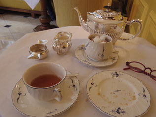 お茶とビスケットのセットを食べた後。 予約したアフタヌーンティは、ゴーリングホテル特製の黄色いティーカップが出てきます。
