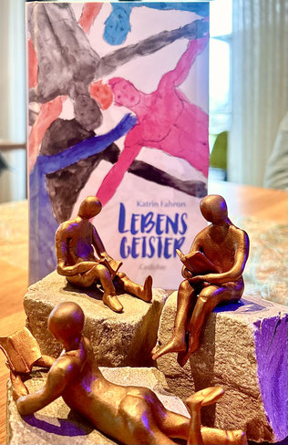 Lebensgeister & Die drei Lesenden. Als wären sie aus dem Buch herausgetreten. 