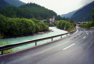 in Ramosch kreuzten wir die Asphalt-Strasse in Richtung Berge