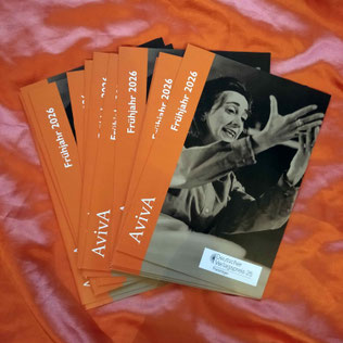 Ein Stapel der Frühjahrsvorschauen liegt auf einem orangefarbenen Tuch