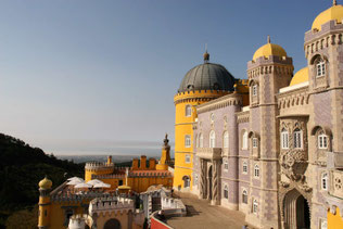 Verspielter Pena Palast in gelb und rot mit vielen Türmchen ©My own Travel Städtereise Lebendiges Lissabon