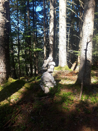 Poppenberg Gipfel bei Hinterstoder, marikiert durch ein Steinmännchen, Aussichtsplattform liegt am Weg, toller Ausblick ins Tote Gebirge