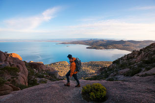 Wanderer auf Gipfel in Tasmanien