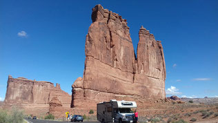 Wohnmobil vor Felsengruppe im Arches Nationalpark