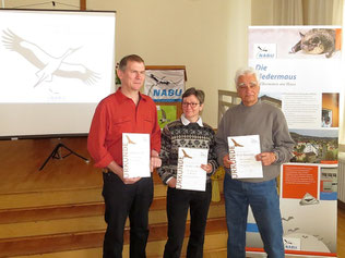 Drei verdiente und besonders engagierte Naturschützer wurden mit jeweils einer NABU-Ehrennadeln in Bronze und einer Urkunde ausgezeichnet: Wolfgang Kulick, Kirsten Craß und Bernd Maruschke (v.l.n.r.) Foto: Karsten Peterlein