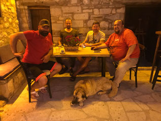 Mit Freunden in Urla Ladenlokal "Harma"