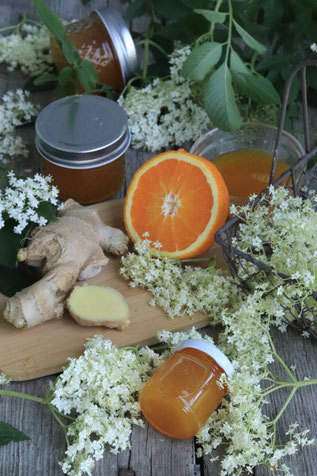 fruchtige Hollermarmelade mit hollerblüten