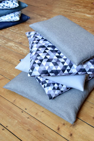 Kissenhülle Triangle schwarz weis 40x40cm, Kissen, Bezug, Kissen, Pillow, Kissenhüllen, Wohnaccessoires, Einrichtung, Wohnen, Wohntextilien, Couchkissen, Dekokissen, Unikate, Unikat, dreieke, bunt, lachs, schwarzweis, grau, Schwarz, weis