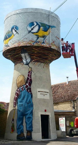photo d'une fresque street art sur un château d'eau réalisée par Coron Thibaud