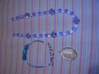 Pulsera, collar, y medalla artesanal