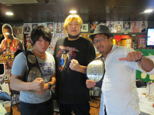（左から）拳王選手、森嶋猛選手、大原はじめ選手