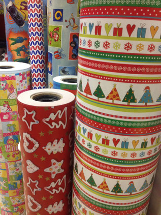 Wir verpacken das Geschenk für Ostern oder Weihnachten in einem passendem Papier. Sie dürfen gerne auswählen. Auch Geburtstagsgeschenke werden für Sie gerne als kostenloser Service in ein passendes Geschenkpapier gebunden. Eine Schleife kommt oben drauf.