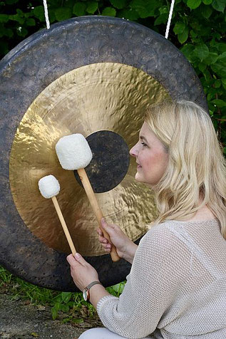Ulrike mit großem Gong