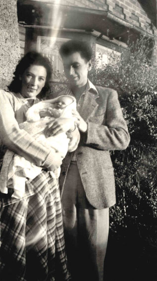 Bill with his first wife Joan and their newborn baby Ruth ( Maree ) in Melbourne, Australia