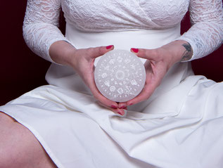astrologue var formation astrologie femme en blanc avec roue astrologique dans les mains