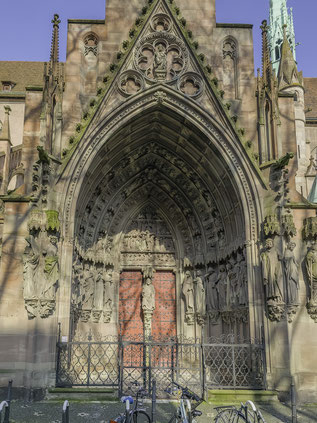 Bild: Das neugotische Portal der #ÉgliseSaintPierreLeJeuneProtestant in Strasbourg
