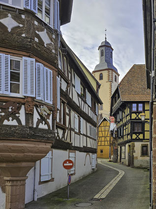 Bild: Haus mit einem runden Erkervorbau und Fachwerk in Bouxwiller