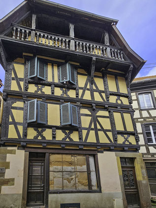 Bild: Fachwerk mit Schnitzarbeit in Bouxwiller