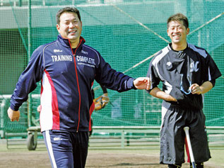 キャンプイン前日、グラウンドを視察し笑顔を見せるロッテ・伊東監督。右は清田(共同)