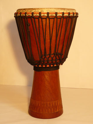 Djembe Mahagoni Holz mit Fussschnitzerei