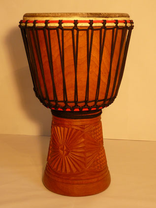 Djembe Lenke Holz mit verziertem Fuss