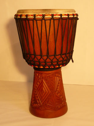 Djembe Gbelen Holz mit verziertem Fuss