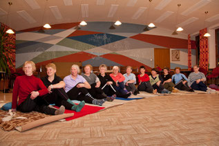 Yoga-Gruppe mit Leiterin Ute Schlenger (5. v. r.)